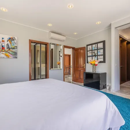 Luxurious 5 Bedroom Pool, 3min From St Julian's Villa *