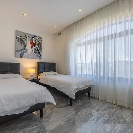 Luxurious 5 Bedroom Pool, 3min From St Julian's * Is-Swieqi