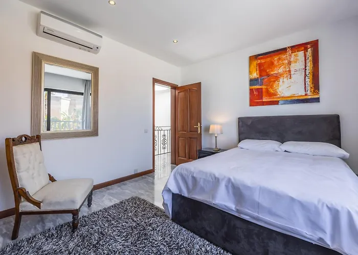 Luxurious 5 Bedroom Pool, 3min From St Julian's Is-Swieqi