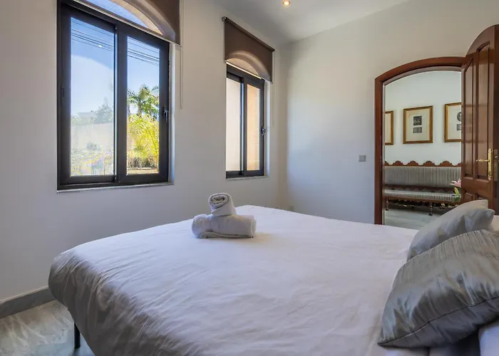 Luxurious 5 Bedroom Pool, 3min From St Julian's Villa Is-Swieqi
