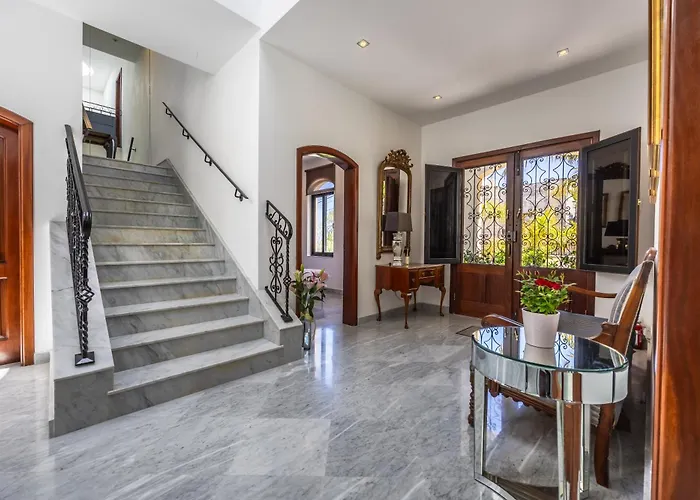 Luxurious 5 Bedroom Pool, 3min From St Julian's Is-Swieqi