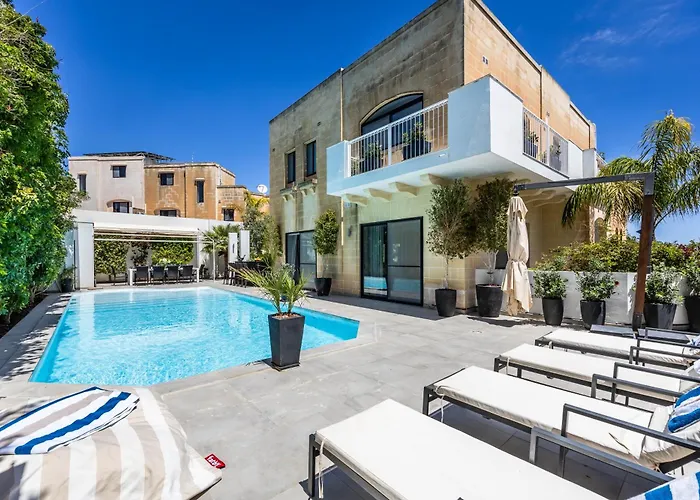Luxurious 5 Bedroom Pool, 3min From St Julian's Villa